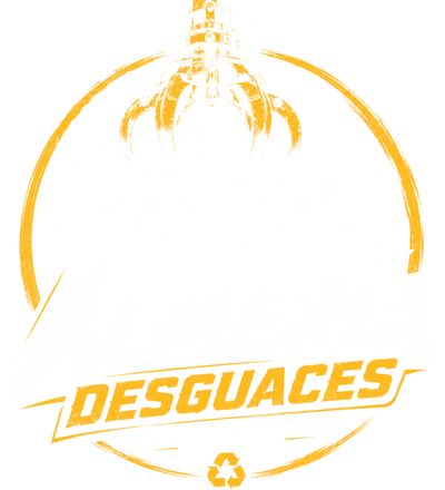 Logotipo de Almería Desguaces: una grúa de pinza levantando un coche siniestrado